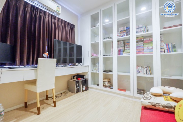 *****ทาวน์โฮมมือสองย่านนนทบุรี ม.บ้านกลางเมือง รัตนาธิเบศร์ หลังมุม เนื้อที่กว้าง 18.50 ตร.ว.  ฟังก์ชัน 3 ห้องนอน 3 ห้องน้ำ ที่จอดรถ 2 คัน แถมเฟอร์นิเจอร์บิ้วอินทั้งบ้าน! ทำเลเดินทางสะดวก เพียง 10 นาทีถึงรถไฟฟ้าสายสีม่วง "สถานีแยกนนทบุรี 1"